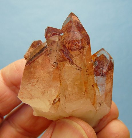 Quartz crystal group with distinct phantoms